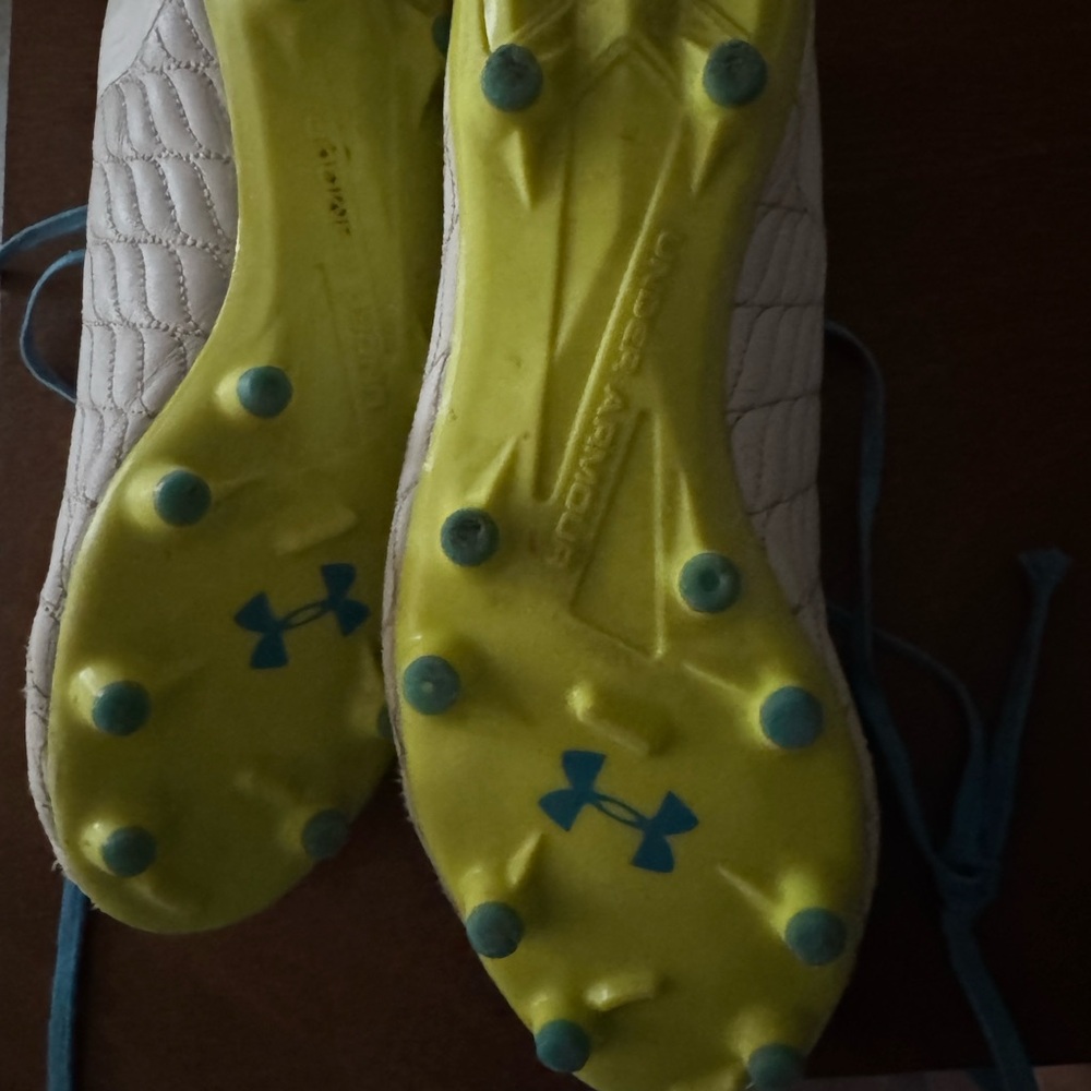 Soccer cleats size 6  Under Armour - Picture 3 of 4